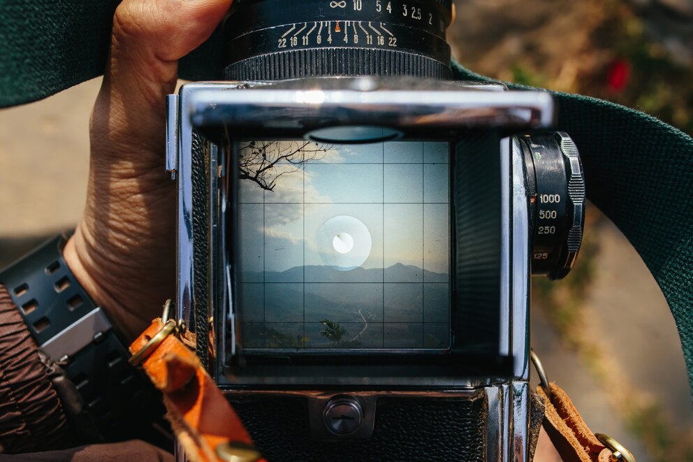  Bei Kameras und einigen Smartphones l&auml;sst sich ein Raster auf dem Display einblenden. Das ist besonders wichtig, um sein Hauptmotiv richtig zu positionieren. Anstatt in der Mitte, sollte es sich an den &auml;u&szlig;eren Linien befinden, also jeweils in einem Drittel des Bildes.<br>Foto: Getty Images