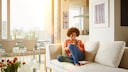 Frau Smartphone Sofa Apps
