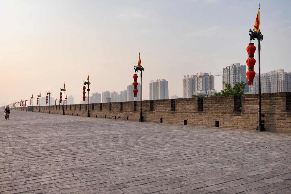  Auch Muster gibt es &uuml;berall. Hier wird die leere gepflasterte Stra&szlig;e zum Hauptmotiv. Die Mauer bildet als Diagonale eine sch&ouml;ne Fluchtpunktperspektive und gibt die Blickrichtung f&uuml;r den Betrachter vor.<br>Foto: Getty Images