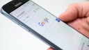 Mal schnell etwas auf dem Handy googeln? Bald könnte das Suchergebnis vor allem ein wichtiges Detail verlieren.