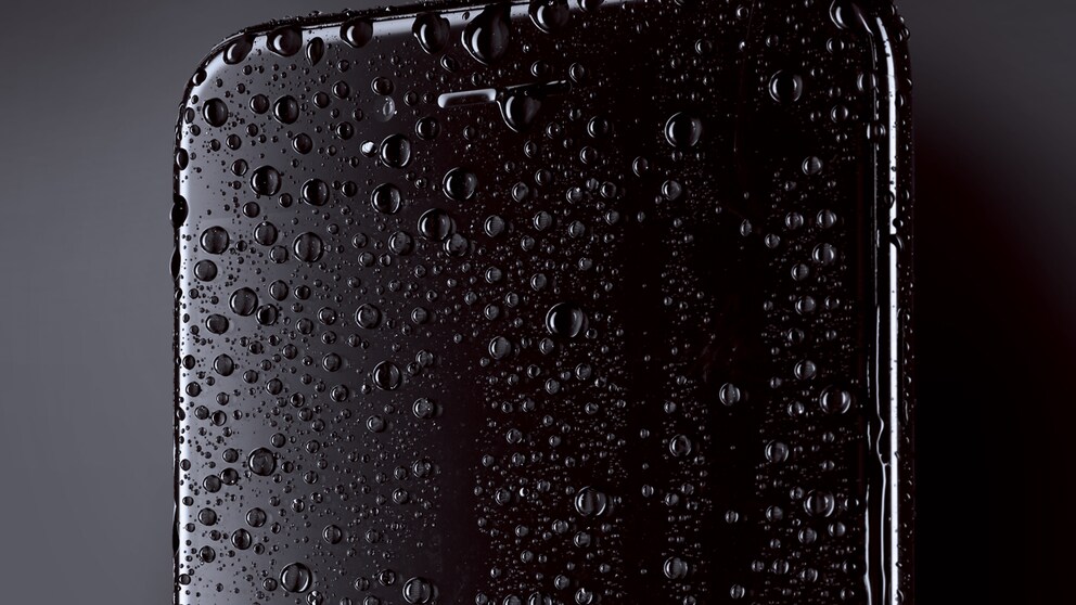 Smartphone mit Wassertropfen
