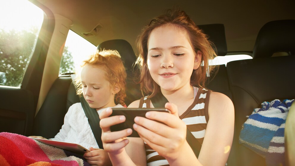 Spiele sind ihr größtes Hobby: Kinder könnten von Apps des Konzerns Disney auf dem Handy ausgespäht worden sein.