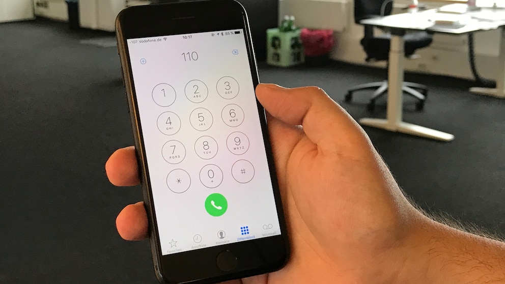 Setzt man einen Notruf ab, kann mit AML gleichzeitig auch der Standort per SMS verschickt werden – doch Apple implementiert die Funktion nicht.