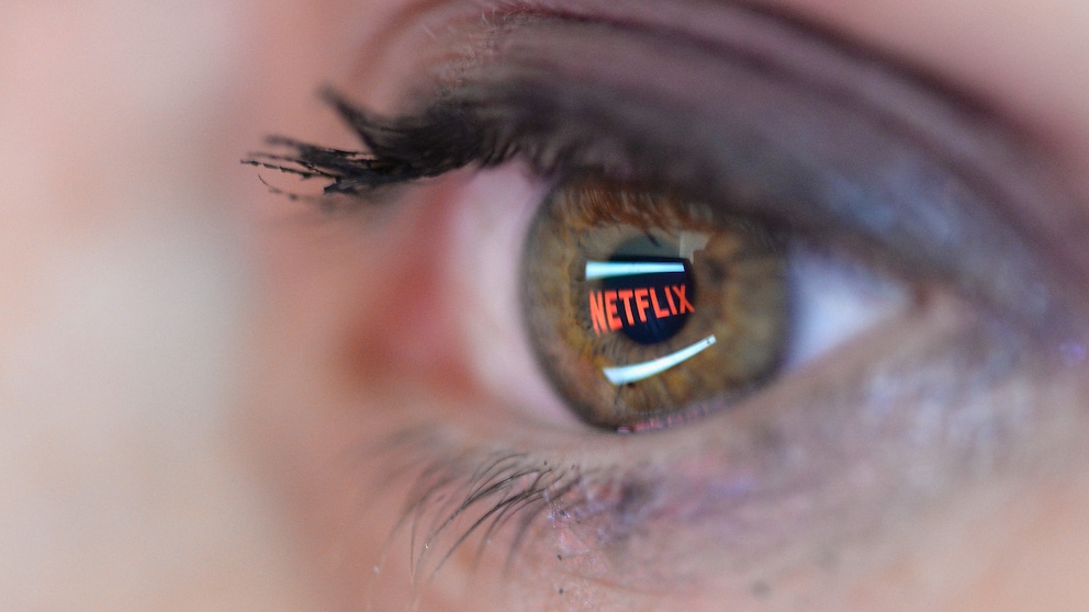 Netflix-Logo spiegelt sich in Auge