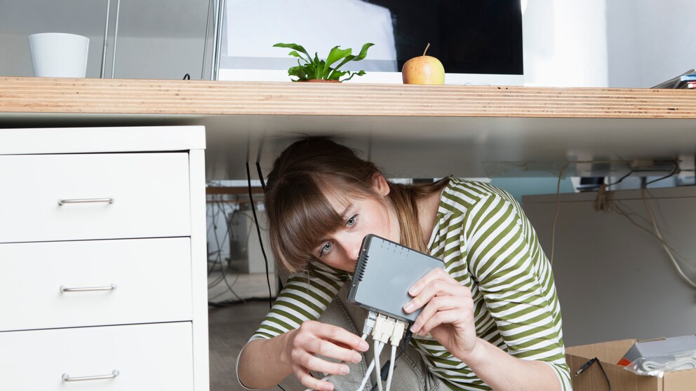 Frau mit Router
