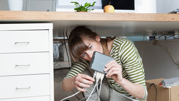 Frau mit Router