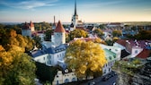 Ein Blick auf die Stadt Talinn: In der Mitte ist die Olaikirche zu sehen. Lange Zeit war sie eins der höchsten Bauwerke in Europa. Jetzt ragt das Land nicht mehr mit Bauwerken, sondern mit enormer Digitalisierung der Gesellschaft in die Höhe.