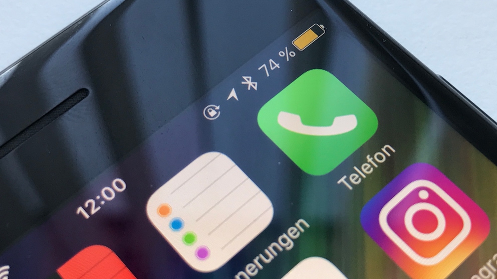 Manchmal ist die Akku-Anzeige des iPhones gelb – TECHBOOK erklärt, warum.