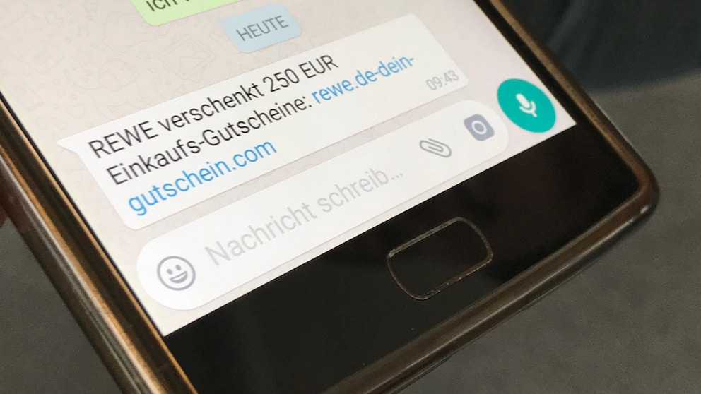 Angebliche Gutscheine – wie dieser von Rewe – werden aktuell über WhatsApp verschickt. Nutzer sollten auf gar keinen Fall auf den Link klicken.
