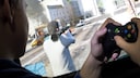Junge spielt GTA V auf Xbox