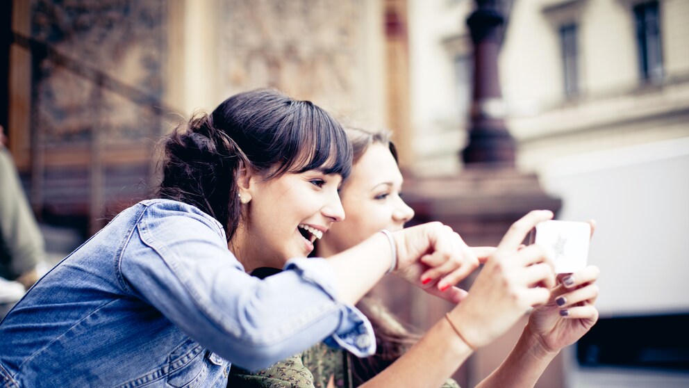 Zwei Frauen mit Smartphone