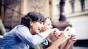 Zwei Frauen mit Smartphone