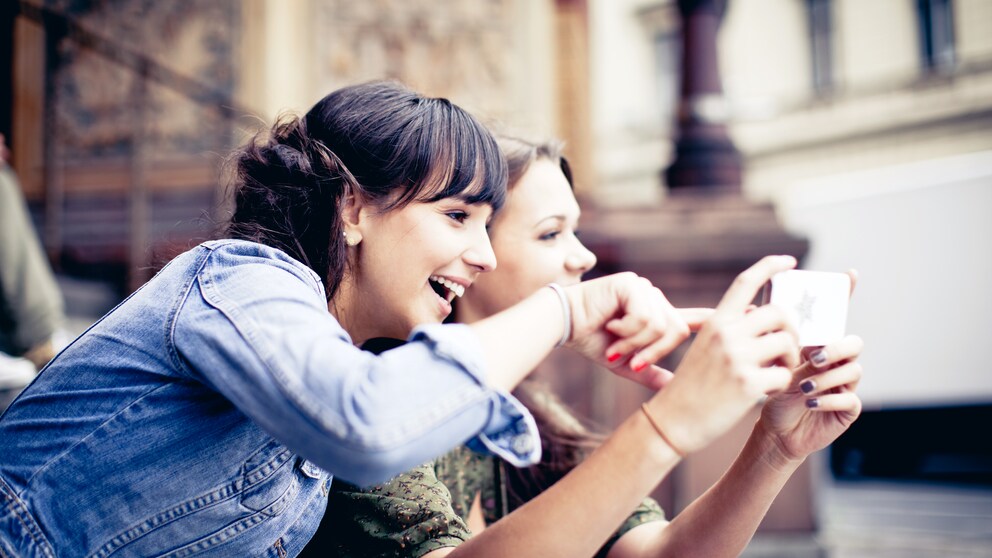 Zwei Frauen mit Smartphone