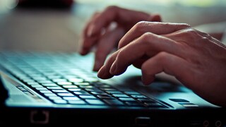 Die meisten Menschen nutzen Passwörter, die sie sich leicht merken können. Diese Nachlässigkeit können Betrüger im Netz ausnutzen.