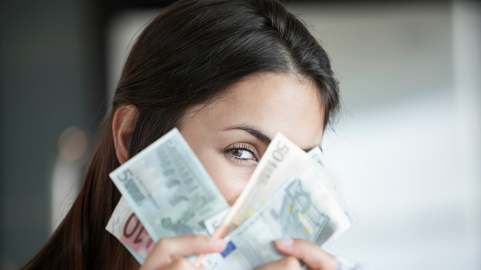 Oft müssen wir für Strom, Telefon und Co. tief ins Portemonnaie greifen. Dabei lässt sich bei Ihren Anbietern bares Geld sparen.