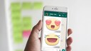 Die Sticker aus Facebook wird man bald auch in WhatsApp benutzen können. Wie das aussehen könnte, haben wir hier nachgestellt – einen Screenshot aus der Beta sehen Sie weiter unten.