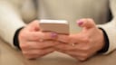 Hände mit Smartphone