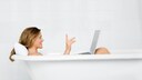 Mit dem Laptop in der Badewanne surfen? Keine gute Idee – unter Umständen sogar lebensgefährlich!