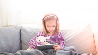 Nur weil ein Kind gerne spielt, müssen Eltern sich noch keine Sorgen machen. Sie fragen besser interessiert nach und nehmen das Hobby ernst.