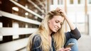 Frau mit iPhone