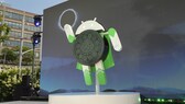 Android-Männchen mit Oreo-Keks bei der Vorstellung von Android Oreo