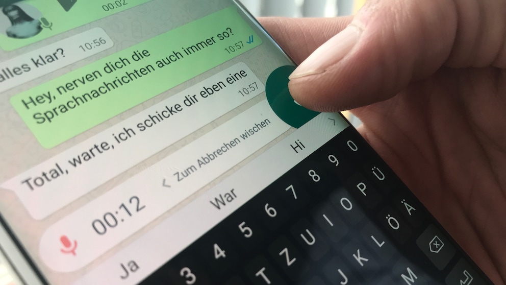 Bisher musste man bei der Aufnahme einer Sprachnachricht den Mikrofon-Button dauerhaft gedrückt halten – das könnte sich jetzt ändern.
