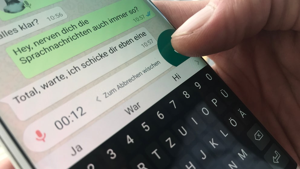 Bisher musste man bei der Aufnahme einer Sprachnachricht den Mikrofon-Button dauerhaft gedrückt halten – das könnte sich jetzt ändern. 