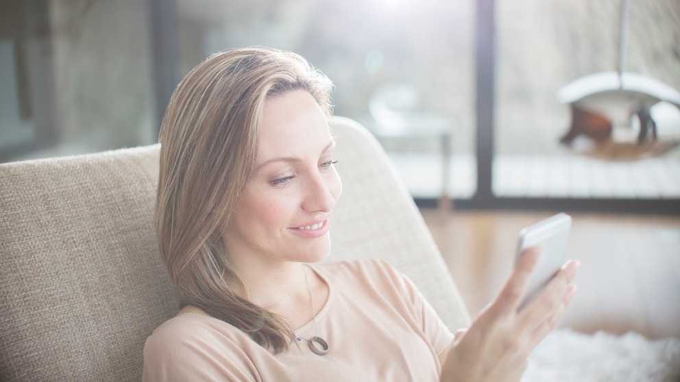 Frau mit Smartphone in der Hand