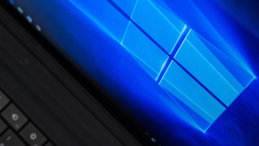 ILLUSTRATION - Das Logo des Betriebssystems Windows 10, aufgenommen am 09.11.2015 in Berlin auf einem Microsoft Surface 2 Tablet mit montierter Tastatur. Foto: Andrea Warnecke | Verwendung weltweit