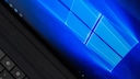 ILLUSTRATION - Das Logo des Betriebssystems Windows 10, aufgenommen am 09.11.2015 in Berlin auf einem Microsoft Surface 2 Tablet mit montierter Tastatur. Foto: Andrea Warnecke | Verwendung weltweit