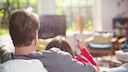 Pärchen schmusend vor dem Fernseher