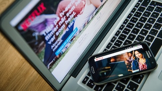 Laptop und Smartphone mit Netflix