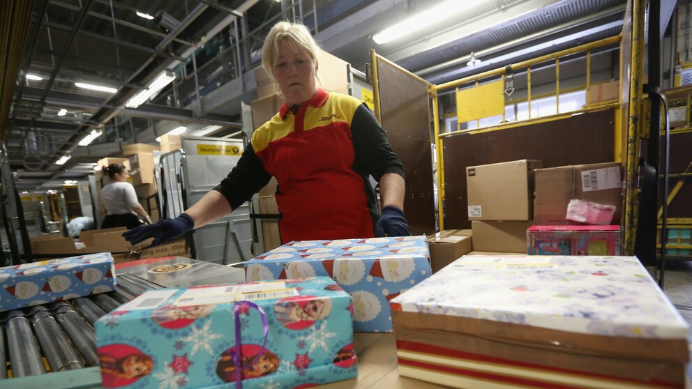 Wer Weihnachtsgeschenke online einkauft, sollte die angegebenen Lieferfristen einhalten. Sonst geht man an Heiligabend leer aus.
