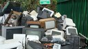 Elektroschrott als Haufen mit Fernsehern und Monitoren