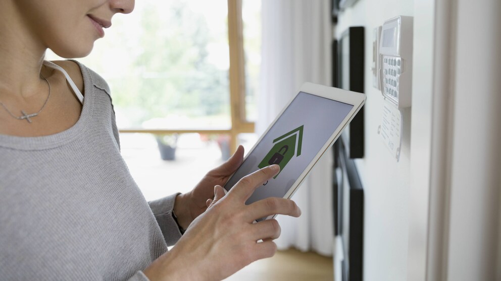 Frau mit Tablet in der Hand