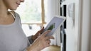 Frau mit Tablet in der Hand