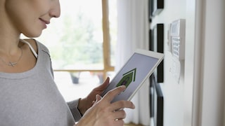 Frau mit Tablet in der Hand