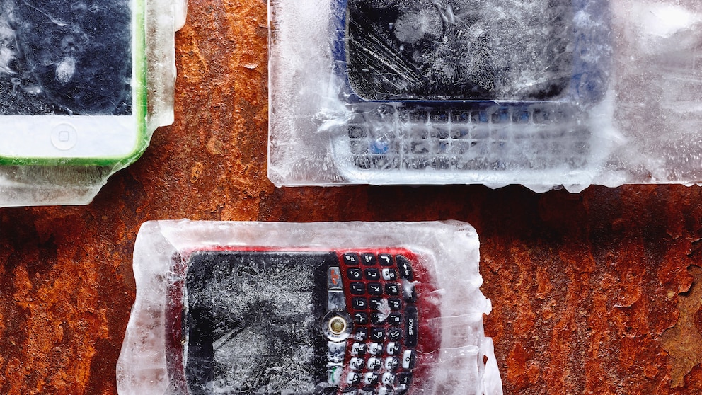 Im Winter leiden Menschen genauso wie Smartphones unter der Kälte.