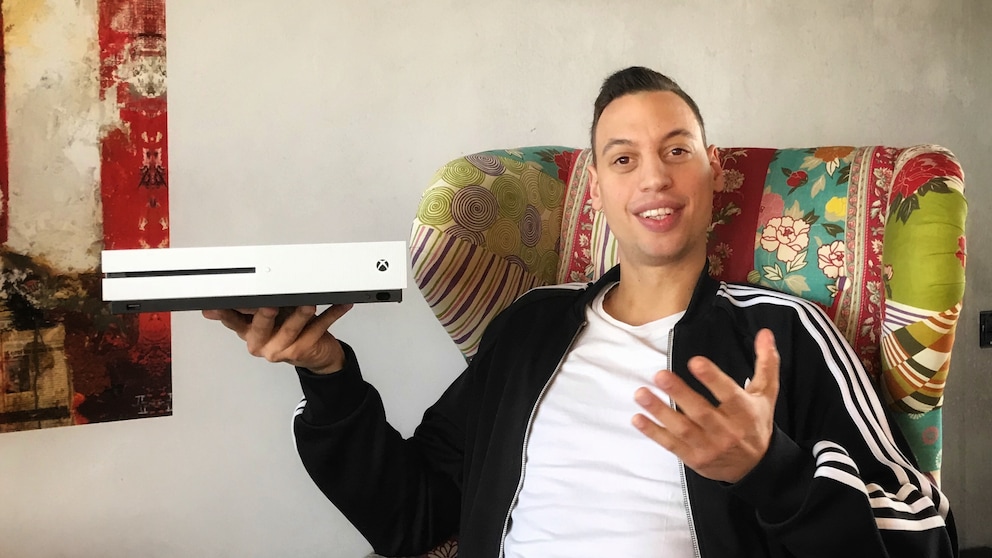 Mann mit Xbox One in der Hand