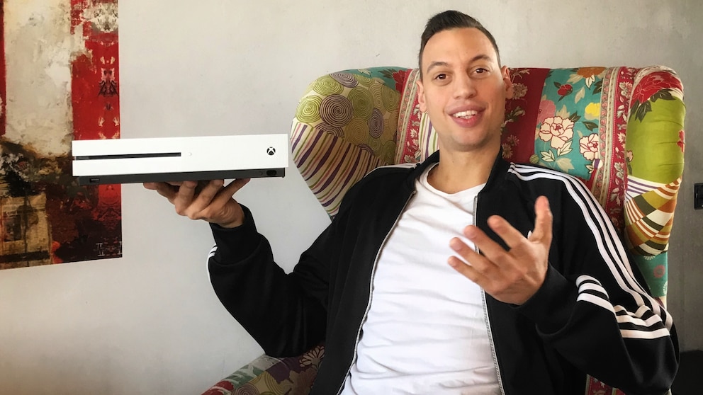 Mann mit Xbox One in der Hand