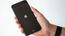 Hand hält ein iPhone 8
