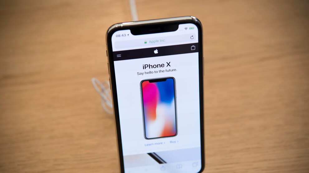 Ein iPhone X in einer Dockingstation