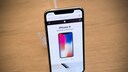 Ein iPhone X in einer Dockingstation