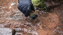 Land Rover Explore Smartphone im Dreck