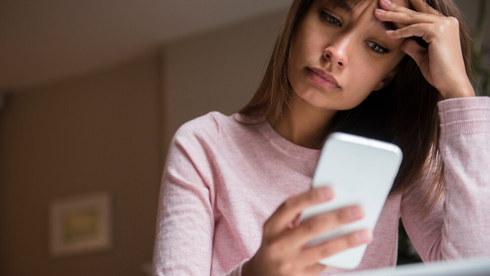 Frustrierte Frau am Smartphone