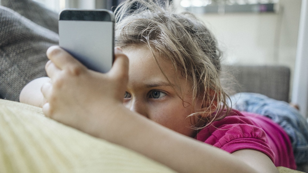 Mädchen mit Smartphone in der Hand
