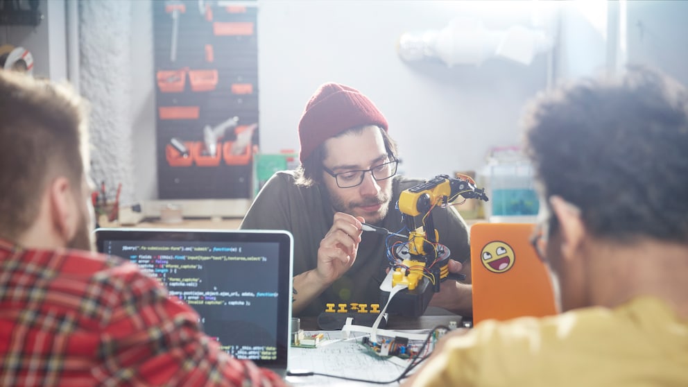 Technik-Boys bei der Arbeit