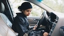Frau sitzt im Auto