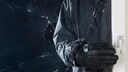 Einbrecher steigt durchs Fenster ein