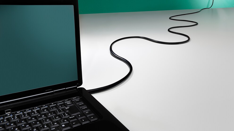 Laptop an der Steckdose